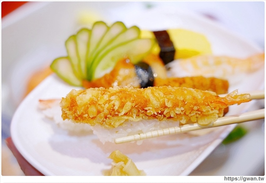 台中新開平價壽司,超厚鮭魚肚,滿滿油花好嫩口,還有味增湯只要15元!