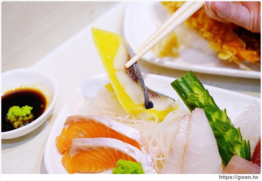 台中新開平價壽司,超厚鮭魚肚,滿滿油花好嫩口,還有味增湯只要15元!