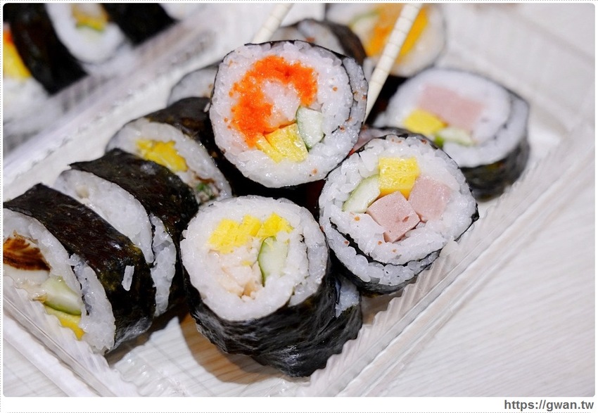 台中新開平價壽司,超厚鮭魚肚,滿滿油花好嫩口,還有味增湯只要15元!