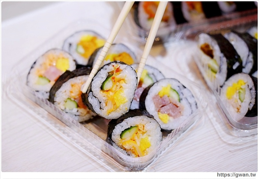 台中新開平價壽司,超厚鮭魚肚,滿滿油花好嫩口,還有味增湯只要15元!