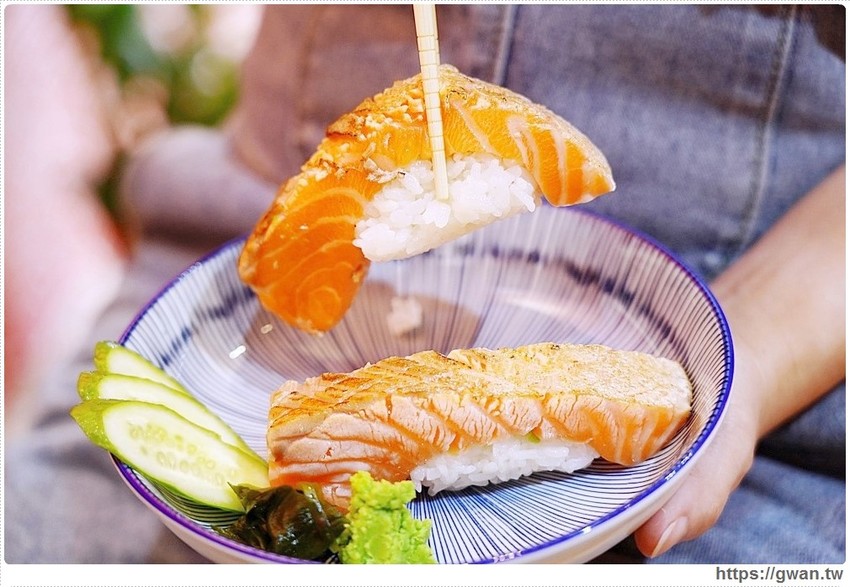 台中新開平價壽司,超厚鮭魚肚,滿滿油花好嫩口,還有味增湯只要15元!