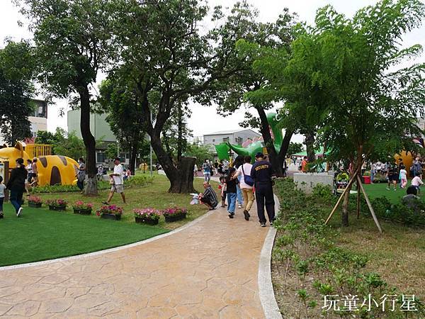 屏東蘭州街勝利動物溜滑梯公園2.JPG
