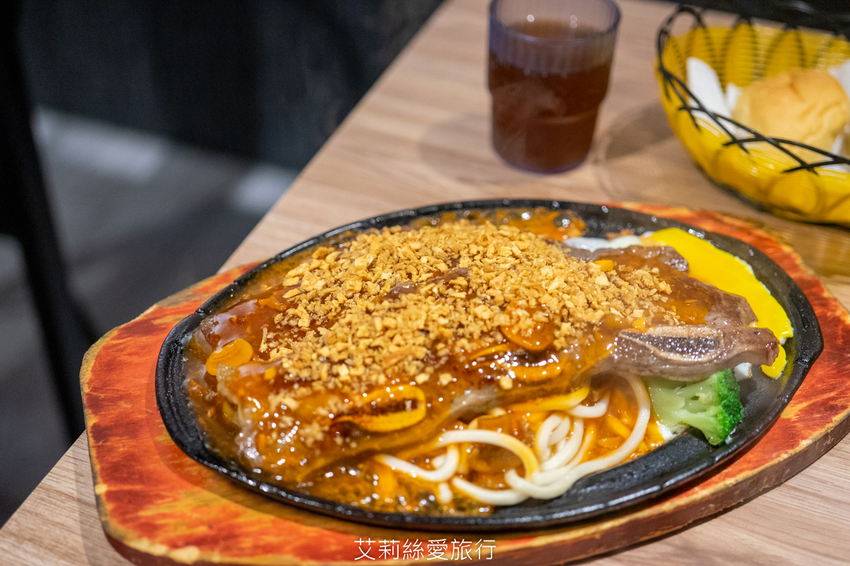 100%原肉牛排只要市價一半就能吃 配阿里山冷泡茶太過癮 內用自助吧無限吃到飽 濠誠牛排 22年老店 - 艾莉絲愛旅行
