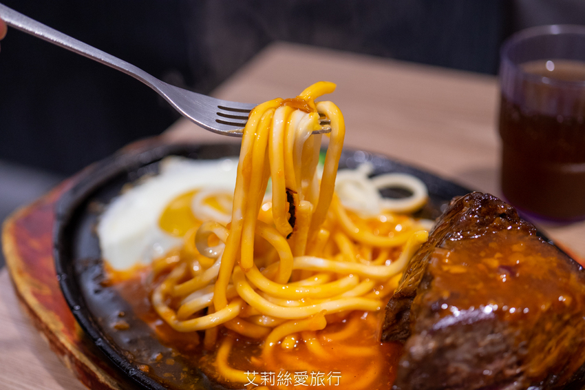 100%原肉牛排只要市價一半就能吃 配阿里山冷泡茶太過癮 內用自助吧無限吃到飽 濠誠牛排 22年老店 - 艾莉絲愛旅行