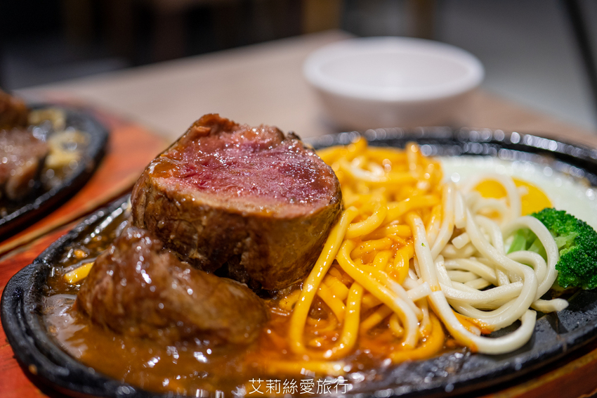 100%原肉牛排只要市價一半就能吃 配阿里山冷泡茶太過癮 內用自助吧無限吃到飽 濠誠牛排 22年老店 - 艾莉絲愛旅行