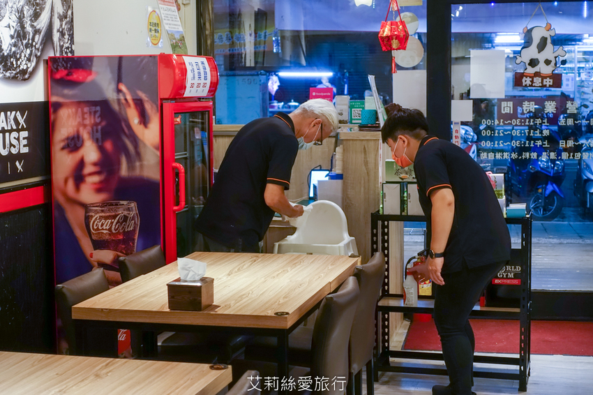 100%原肉牛排只要市價一半就能吃 配阿里山冷泡茶太過癮 內用自助吧無限吃到飽 濠誠牛排 22年老店 - 艾莉絲愛旅行