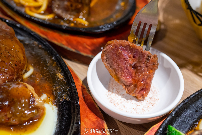 100%原肉牛排只要市價一半就能吃 配阿里山冷泡茶太過癮 內用自助吧無限吃到飽 濠誠牛排 22年老店 - 艾莉絲愛旅行