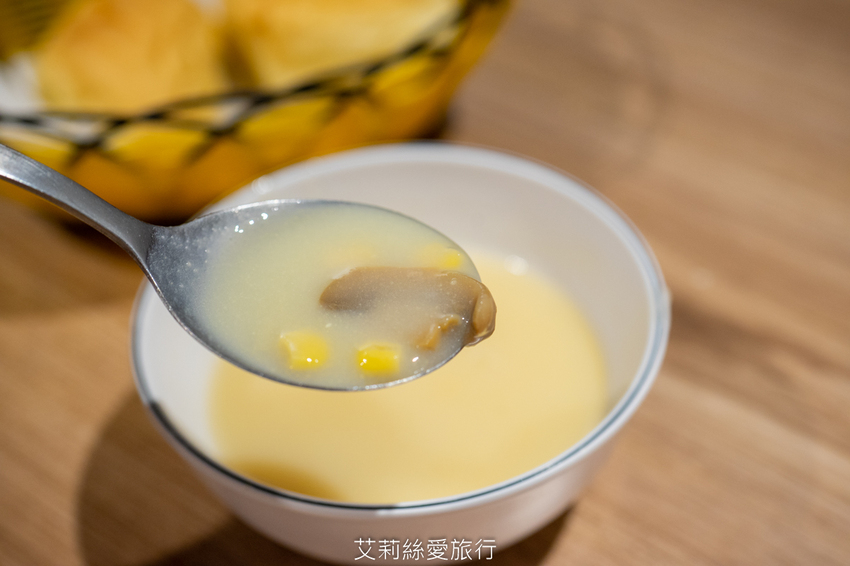 100%原肉牛排只要市價一半就能吃 配阿里山冷泡茶太過癮 內用自助吧無限吃到飽 濠誠牛排 22年老店 - 艾莉絲愛旅行