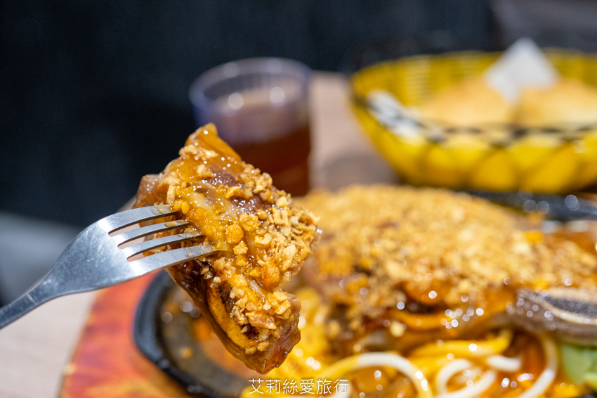 100%原肉牛排只要市價一半就能吃 配阿里山冷泡茶太過癮 內用自助吧無限吃到飽 濠誠牛排 22年老店 - 艾莉絲愛旅行