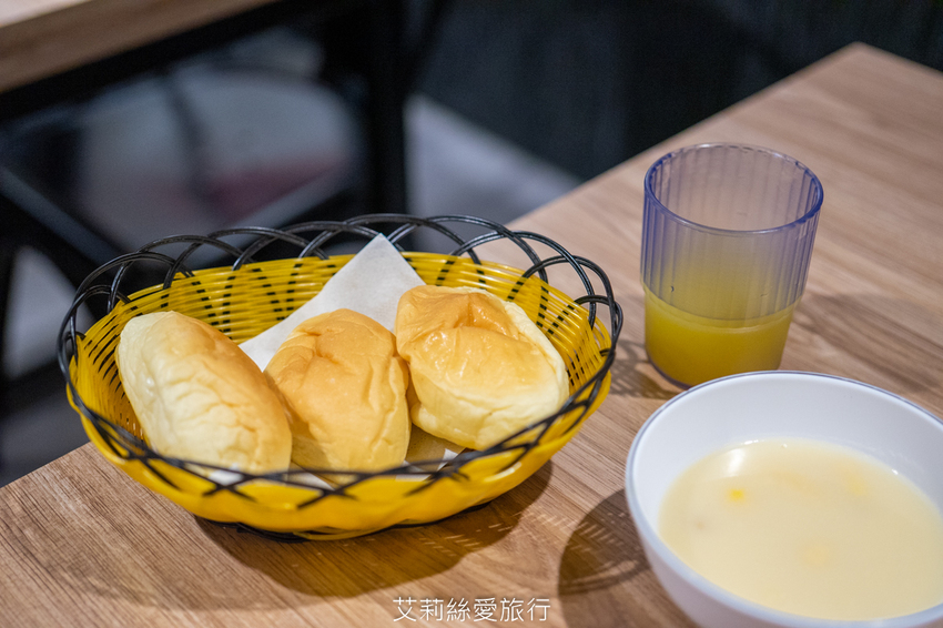 100%原肉牛排只要市價一半就能吃 配阿里山冷泡茶太過癮 內用自助吧無限吃到飽 濠誠牛排 22年老店 - 艾莉絲愛旅行