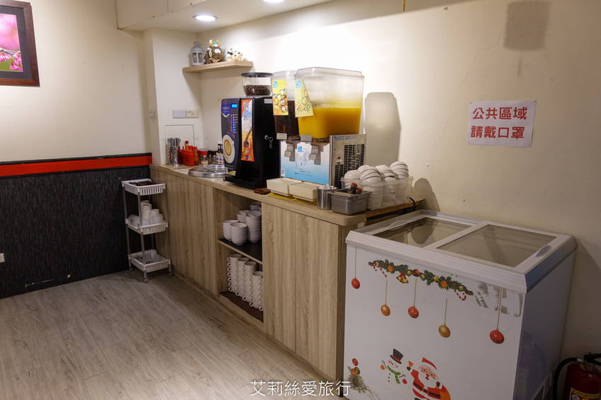 100%原肉牛排只要市價一半就能吃 配阿里山冷泡茶太過癮 內用自助吧無限吃到飽 濠誠牛排 22年老店 - 艾莉絲愛旅行