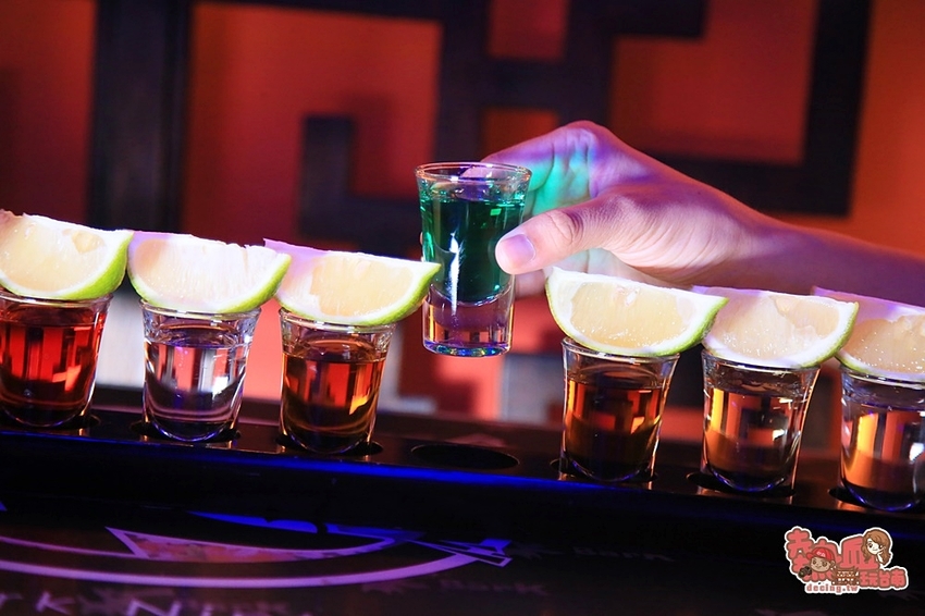 【台南酒吧】海安路上的超人氣露天老屋酒吧，「不限時段」啤酒調酒飲料買一送一：Bark露天茶飲酒吧 - 熱血玩台南。跳躍新世界