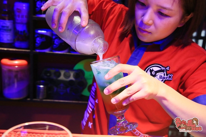 【台南酒吧】海安路上的超人氣露天老屋酒吧，「不限時段」啤酒調酒飲料買一送一：Bark露天茶飲酒吧 - 熱血玩台南。跳躍新世界