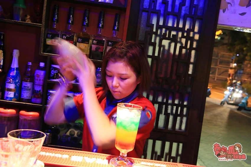 【台南酒吧】海安路上的超人氣露天老屋酒吧，「不限時段」啤酒調酒飲料買一送一：Bark露天茶飲酒吧 - 熱血玩台南。跳躍新世界