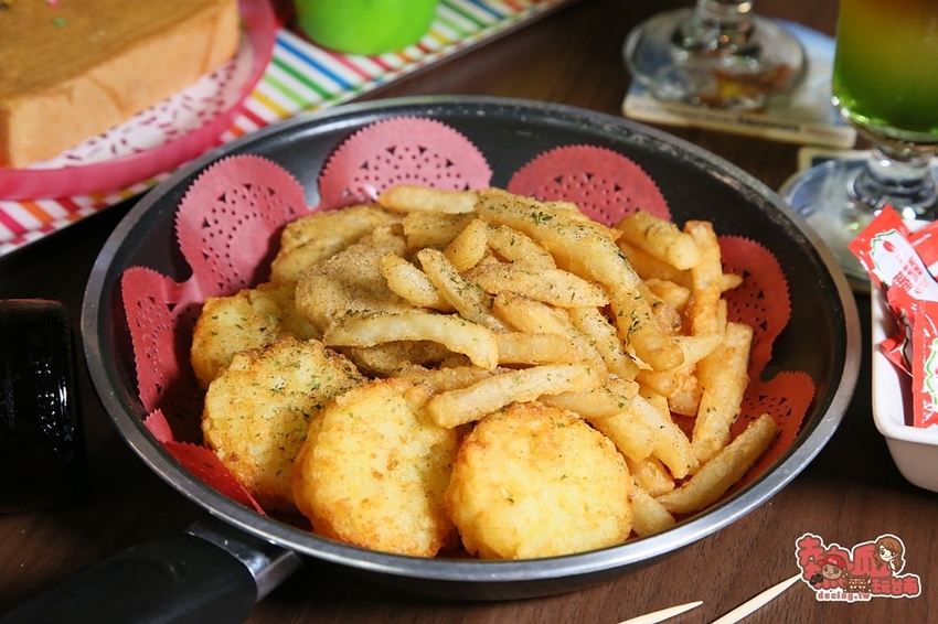 【台南酒吧】海安路上的超人氣露天老屋酒吧，「不限時段」啤酒調酒飲料買一送一：Bark露天茶飲酒吧 - 熱血玩台南。跳躍新世界