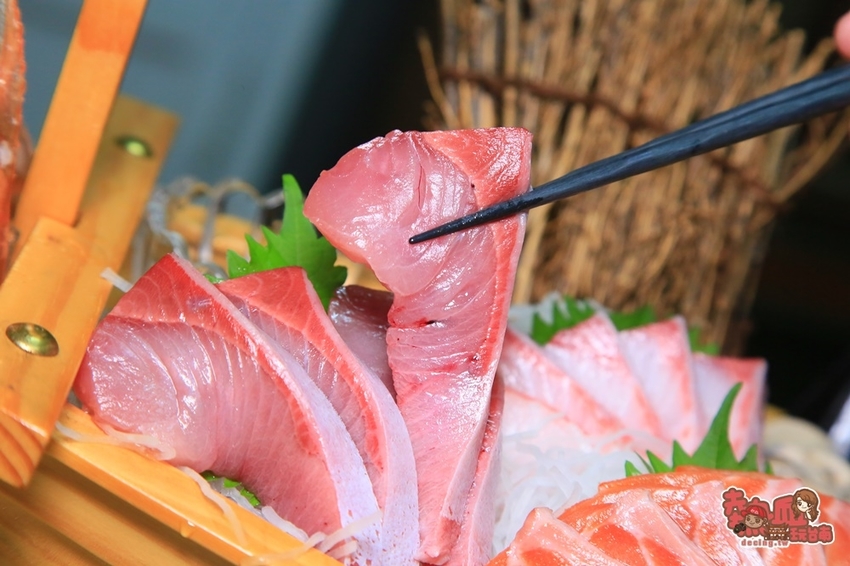 【台南美食】台南少見不限時段酒類喝到飽的居酒屋,鮭魚全餐就是要讓你吃到笑咪咪:喧宵いざかや - 熱血玩台南。跳躍新世界