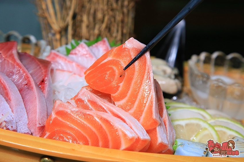 【台南美食】台南少見不限時段酒類喝到飽的居酒屋,鮭魚全餐就是要讓你吃到笑咪咪:喧宵いざかや - 熱血玩台南。跳躍新世界