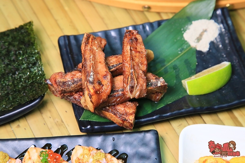 【台南美食】台南少見不限時段酒類喝到飽的居酒屋,鮭魚全餐就是要讓你吃到笑咪咪:喧宵いざかや - 熱血玩台南。跳躍新世界