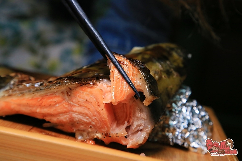 【台南美食】台南少見不限時段酒類喝到飽的居酒屋,鮭魚全餐就是要讓你吃到笑咪咪:喧宵いざかや - 熱血玩台南。跳躍新世界