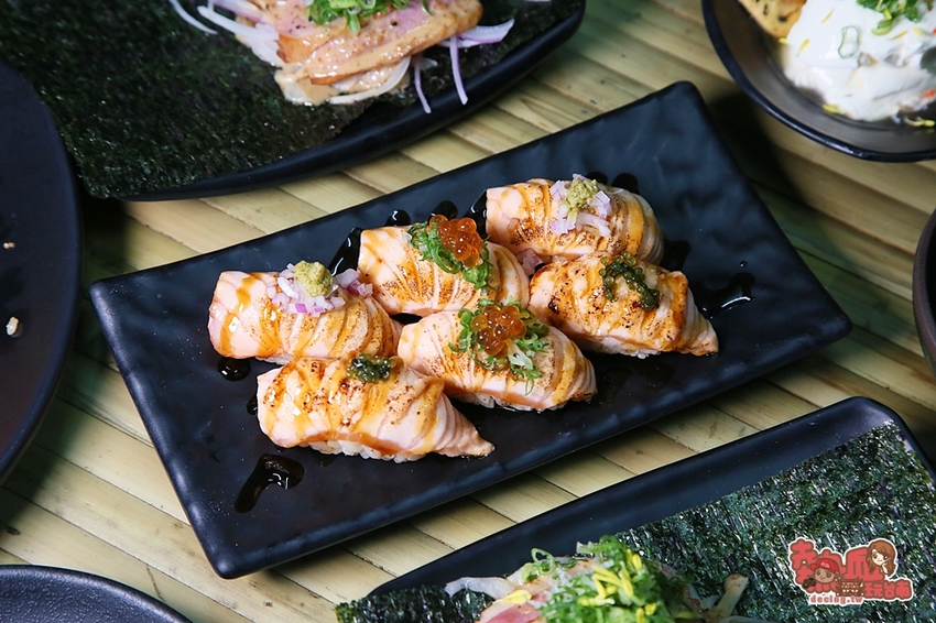 【台南美食】台南少見不限時段酒類喝到飽的居酒屋,鮭魚全餐就是要讓你吃到笑咪咪:喧宵いざかや - 熱血玩台南。跳躍新世界