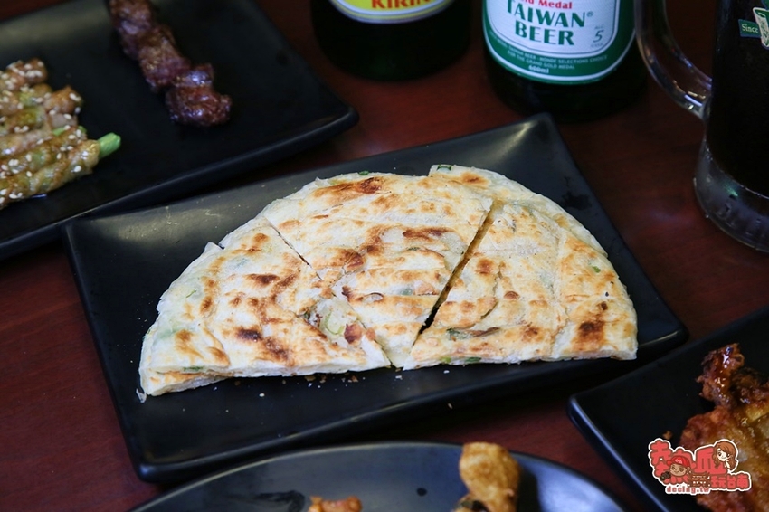 【台南美食】台式超人氣露天酒場，越晚人潮越滿！台南晚餐宵夜吃巧又吃飽的好去處：舞鶴燒烤 - 熱血玩台南。跳躍新世界