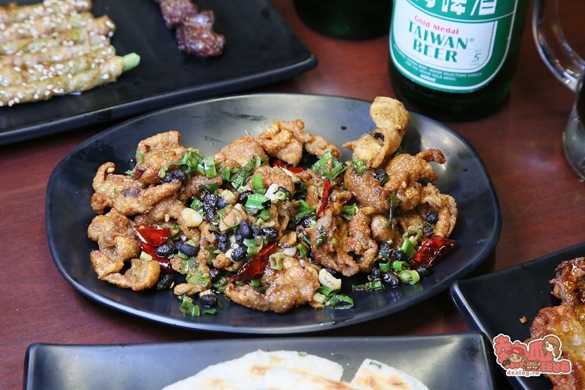 【台南美食】台式超人氣露天酒場，越晚人潮越滿！台南晚餐宵夜吃巧又吃飽的好去處：舞鶴燒烤 - 熱血玩台南。跳躍新世界