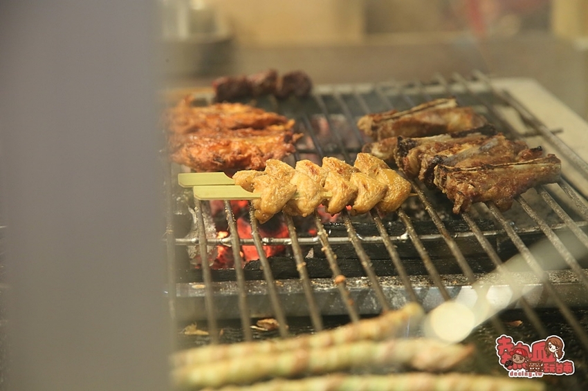 【台南美食】台式超人氣露天酒場，越晚人潮越滿！台南晚餐宵夜吃巧又吃飽的好去處：舞鶴燒烤 - 熱血玩台南。跳躍新世界