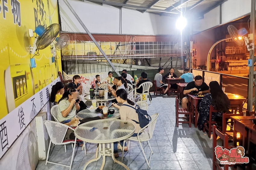 【台南美食】台式超人氣露天酒場，越晚人潮越滿！台南晚餐宵夜吃巧又吃飽的好去處：舞鶴燒烤 - 熱血玩台南。跳躍新世界