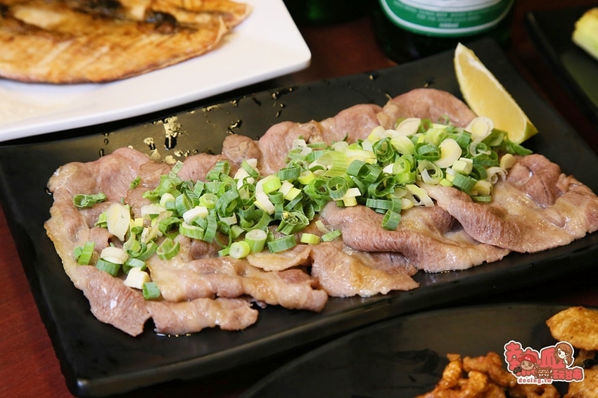 【台南美食】台式超人氣露天酒場，越晚人潮越滿！台南晚餐宵夜吃巧又吃飽的好去處：舞鶴燒烤 - 熱血玩台南。跳躍新世界