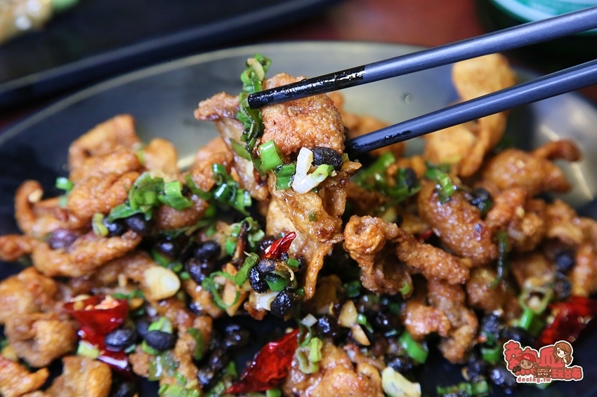 【台南美食】台式超人氣露天酒場，越晚人潮越滿！台南晚餐宵夜吃巧又吃飽的好去處：舞鶴燒烤 - 熱血玩台南。跳躍新世界