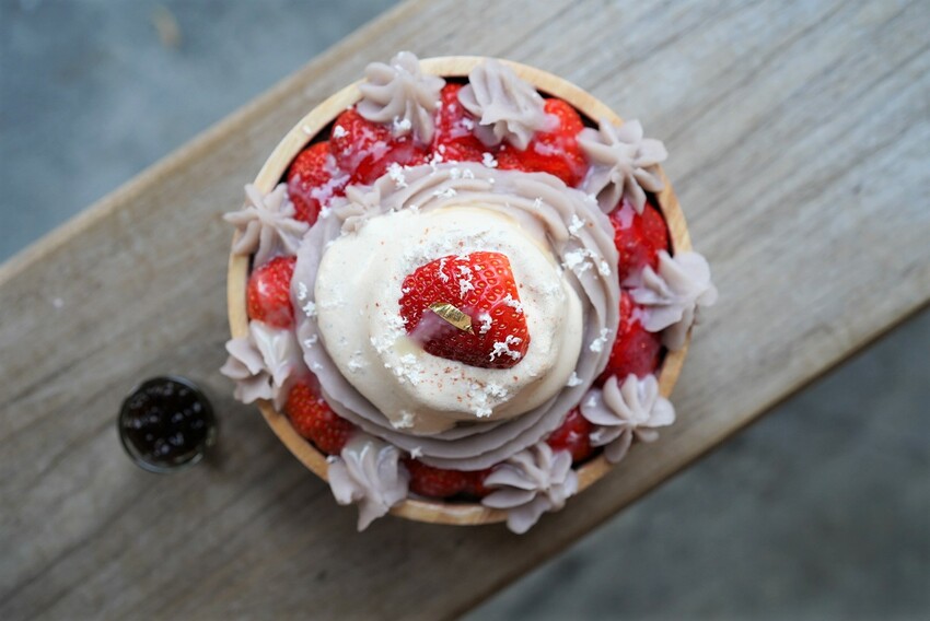 『清水堂』台南必吃這間排隊冰店，必來一碗季節限定夢幻草莓冰，還有機會吃到限量版的白草莓冰！芋頭控也不要錯過草莓芋見泥且加珍珠不用錢～ - 阿華田的美食日記