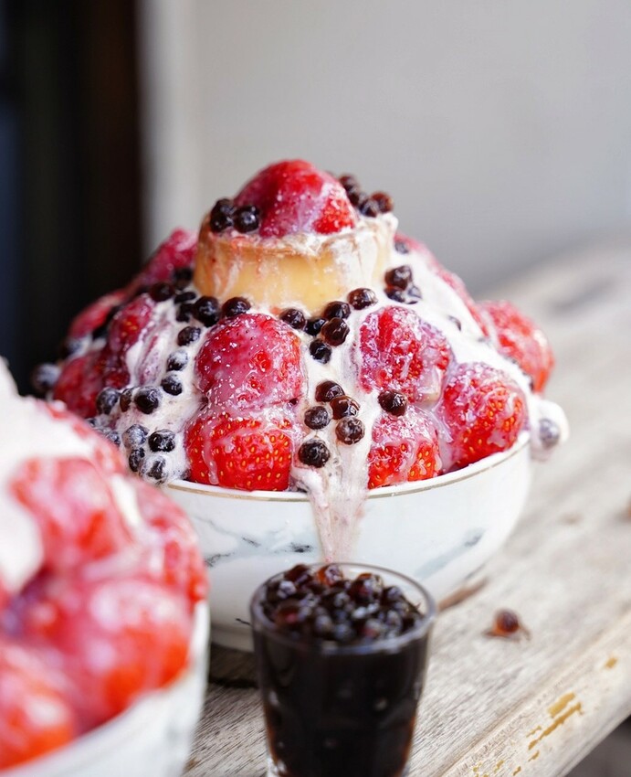 『清水堂』台南必吃這間排隊冰店，必來一碗季節限定夢幻草莓冰，還有機會吃到限量版的白草莓冰！芋頭控也不要錯過草莓芋見泥且加珍珠不用錢～ - 阿華田的美食日記