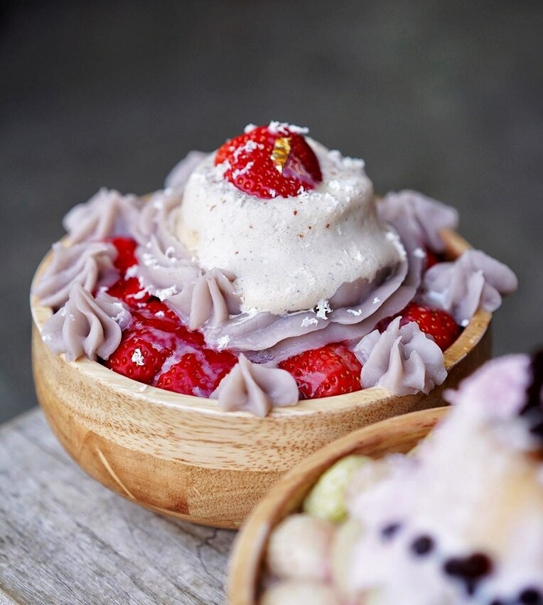 『清水堂』台南必吃這間排隊冰店，必來一碗季節限定夢幻草莓冰，還有機會吃到限量版的白草莓冰！芋頭控也不要錯過草莓芋見泥且加珍珠不用錢～ - 阿華田的美食日記