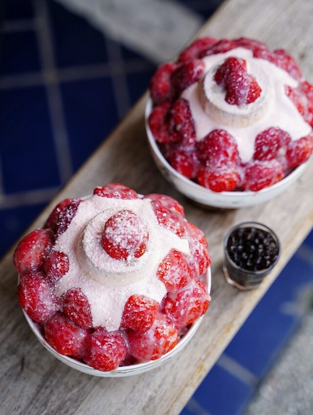 『清水堂』台南必吃這間排隊冰店，必來一碗季節限定夢幻草莓冰，還有機會吃到限量版的白草莓冰！芋頭控也不要錯過草莓芋見泥且加珍珠不用錢～ - 阿華田的美食日記