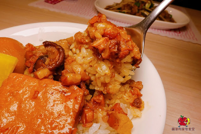 [食記] 新竹竹北-樂槑(同音梅)生活鐵板燒餐廳 充滿膠質滷肉飯香氣四溢 超嫩口菲力牛排充滿奶油香 新鮮Q彈花枝 平價鐵板燒便當