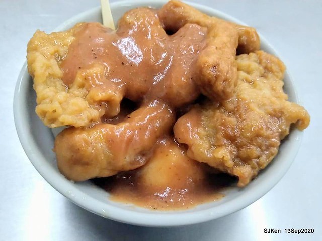 Taiwan traditional light dishes 「桃園大廟口切仔麵 蚵仔麵線 美濃粄條」(Oyster Noodle & Tempura)，Taoyuan city, Taiwan, SJKen, Sep 13, 2020.