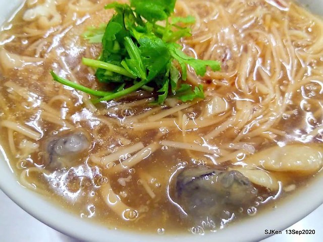 Taiwan traditional light dishes 「桃園大廟口切仔麵 蚵仔麵線 美濃粄條」(Oyster Noodle & Tempura)，Taoyuan city, Taiwan, SJKen, Sep 13, 2020.