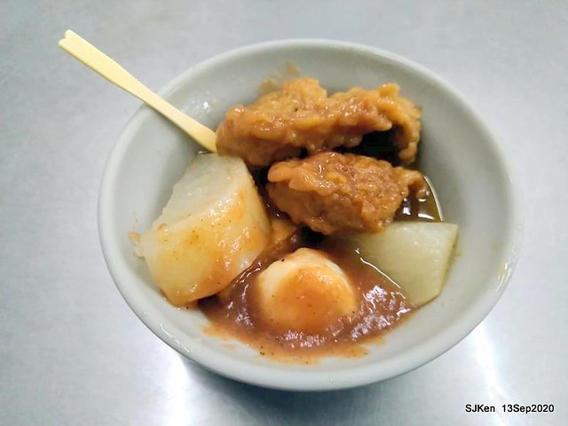 Taiwan traditional light dishes 「桃園大廟口切仔麵 蚵仔麵線 美濃粄條」(Oyster Noodle & Tempura)，Taoyuan city, Taiwan, SJKen, Sep 13, 2020.