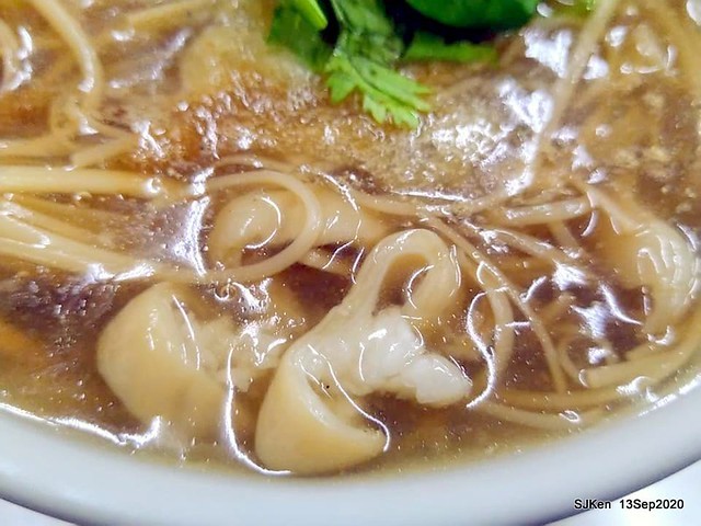 Taiwan traditional light dishes 「桃園大廟口切仔麵 蚵仔麵線 美濃粄條」(Oyster Noodle & Tempura)，Taoyuan city, Taiwan, SJKen, Sep 13, 2020.