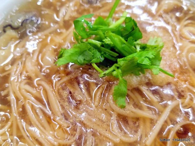 Taiwan traditional light dishes 「桃園大廟口切仔麵 蚵仔麵線 美濃粄條」(Oyster Noodle & Tempura)，Taoyuan city, Taiwan, SJKen, Sep 13, 2020.