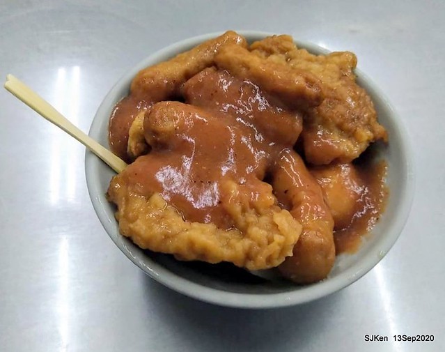 Taiwan traditional light dishes 「桃園大廟口切仔麵 蚵仔麵線 美濃粄條」(Oyster Noodle & Tempura)，Taoyuan city, Taiwan, SJKen, Sep 13, 2020.