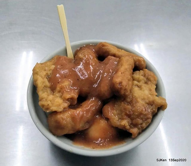 Taiwan traditional light dishes 「桃園大廟口切仔麵 蚵仔麵線 美濃粄條」(Oyster Noodle & Tempura)，Taoyuan city, Taiwan, SJKen, Sep 13, 2020.