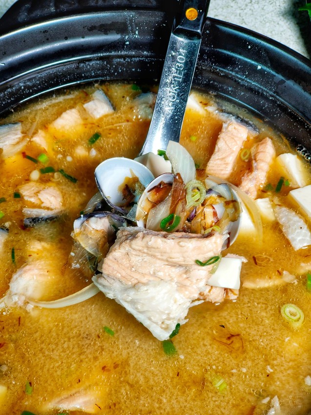 桃園中壢美食-烤貝烤牡燒烤店-路邊攤的價格卻能舒適的室內用餐環境，超大生蠔七顆只要70元  (邀約) @民宿女王芽月-美食.旅遊.全台趴趴走