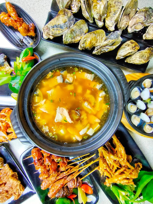 桃園中壢美食-烤貝烤牡燒烤店-路邊攤的價格卻能舒適的室內用餐環境，超大生蠔七顆只要70元  (邀約) @民宿女王芽月-美食.旅遊.全台趴趴走