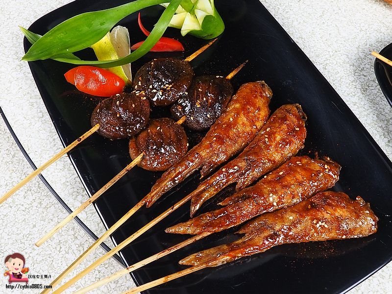 桃園中壢美食-烤貝烤牡燒烤店-路邊攤的價格卻能舒適的室內用餐環境，超大生蠔七顆只要70元  (邀約) @民宿女王芽月-美食.旅遊.全台趴趴走