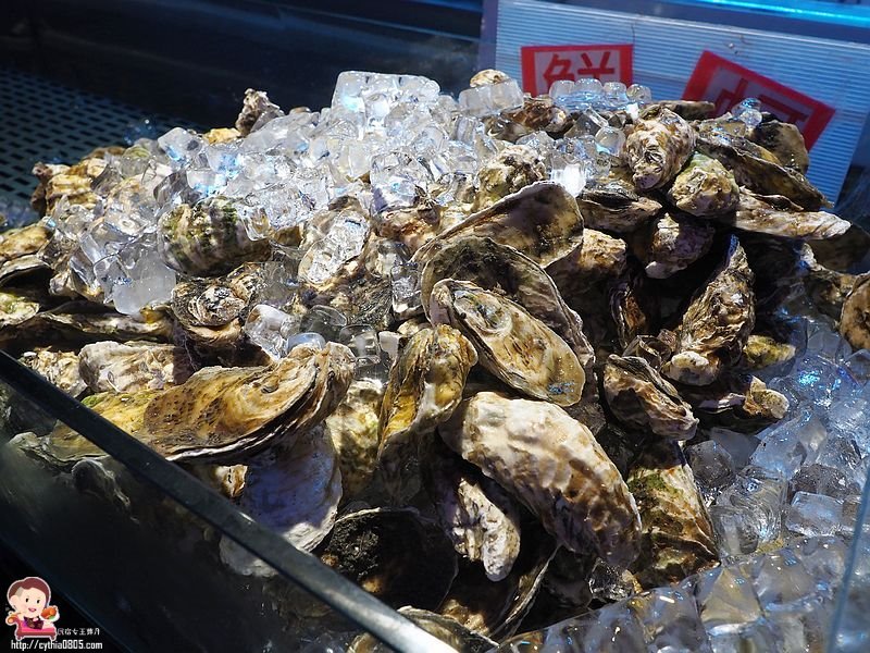 桃園中壢美食-烤貝烤牡燒烤店-路邊攤的價格卻能舒適的室內用餐環境，超大生蠔七顆只要70元  (邀約) @民宿女王芽月-美食.旅遊.全台趴趴走