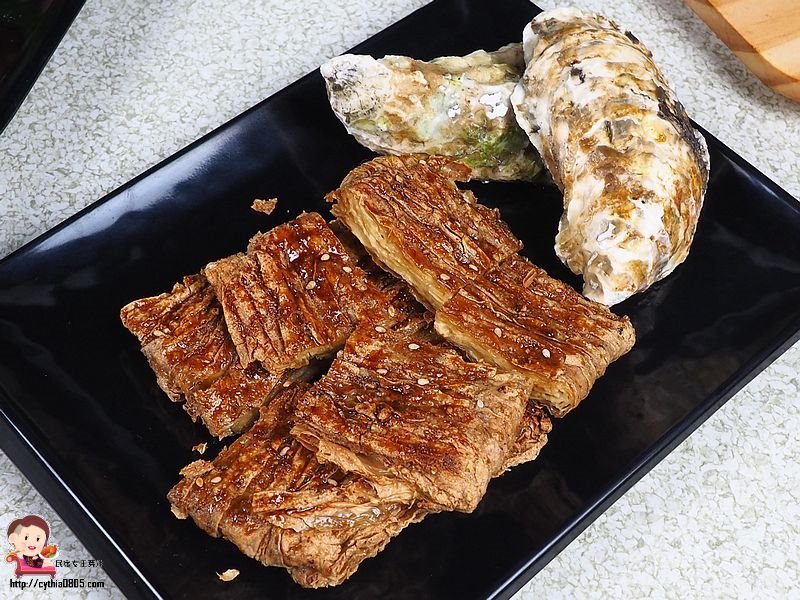 桃園中壢美食-烤貝烤牡燒烤店-路邊攤的價格卻能舒適的室內用餐環境，超大生蠔七顆只要70元  (邀約) @民宿女王芽月-美食.旅遊.全台趴趴走