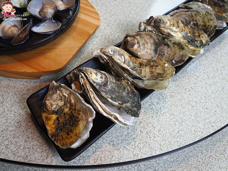 桃園中壢美食-烤貝烤牡燒烤店-路邊攤的價格卻能舒適的室內用餐環境，超大生蠔七顆只要70元  (邀約) @民宿女王芽月-美食.旅遊.全台趴趴走