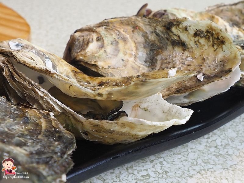 桃園中壢美食-烤貝烤牡燒烤店-路邊攤的價格卻能舒適的室內用餐環境，超大生蠔七顆只要70元  (邀約) @民宿女王芽月-美食.旅遊.全台趴趴走