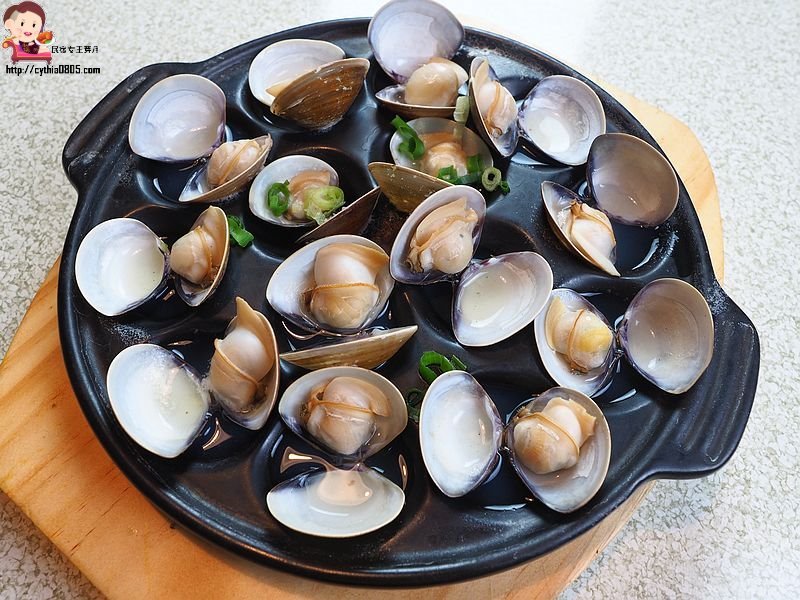 桃園中壢美食-烤貝烤牡燒烤店-路邊攤的價格卻能舒適的室內用餐環境，超大生蠔七顆只要70元  (邀約) @民宿女王芽月-美食.旅遊.全台趴趴走